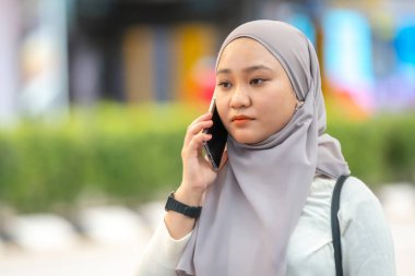 Çevrimiçi Randevu Konsepti, Güzel Malezyalı kız akıllı telefon kullanıyor.