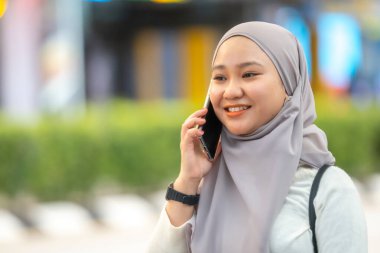 Çevrimiçi Randevu Konsepti, Güzel Malezyalı kız akıllı telefon kullanıyor.