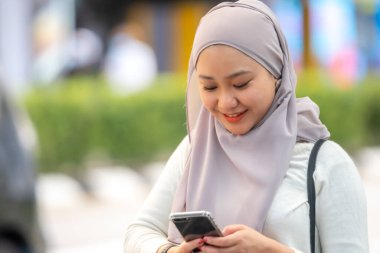 Çevrimiçi Randevu Konsepti, Güzel Malezyalı kız akıllı telefon kullanıyor.