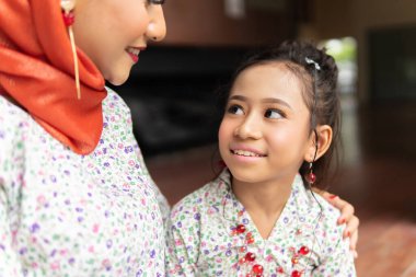 Anne-kız zamanı, Raya kutlaması için geleneksel elbiseler giyiyorum.