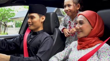 Malay ailesinin Hari Raya festivalinde giydiği geleneksel kostümün 4K görüntüsü.