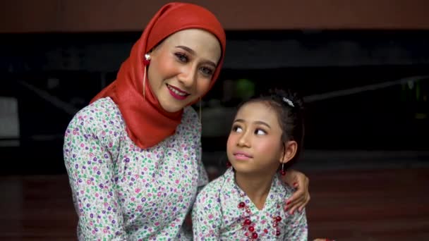 Footage Mother Daughter Moment Outdoor Wearing Traditional Dresses Raya Celebration — Stock Video