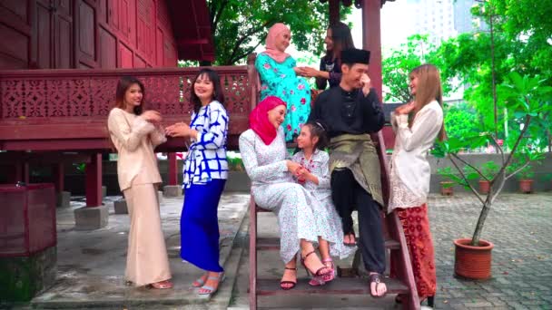 Imágenes Grupo Malayos Casa Madera Que Celebra Fiesta Hari Raya — Vídeos de Stock