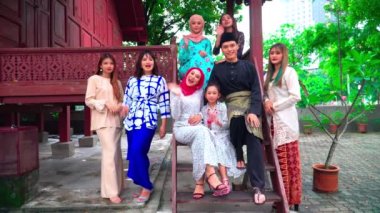 Hari Raya bayramını kutlamak için ahşap evdeki bir grup Malezyalı 'nın 4K görüntüsü.