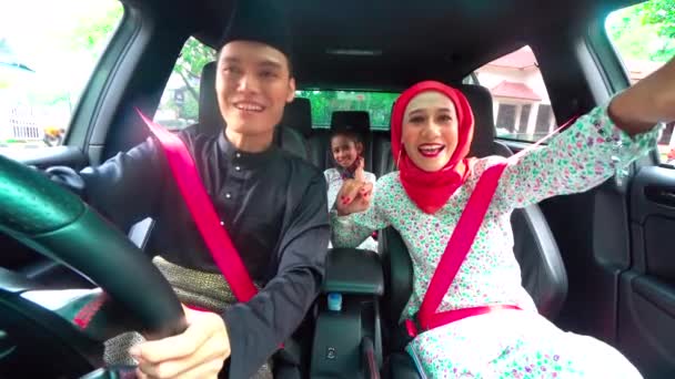 ラヤのお祝いのための伝統的な衣装を着て車の中でマレー家族の4K映像 — ストック動画