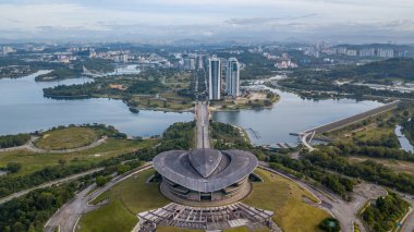 PUTRAJAYA, MALAYSIA - 1 Şubat 2021: Putrajaya 'da PICC (Putrajaya Uluslararası Toplama Merkezi) adlı modern eşsiz bina)