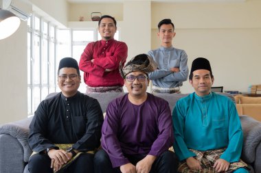 Bayram kutlaması konsepti, Malezyalıların geleneksel giysiler giydiği grup fotoğrafı.