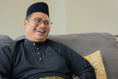 Bayram kutlaması konsepti, orta yaşlı Malezyalı adam geleneksel kıyafetler giyiyor.