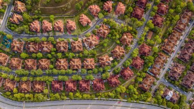 Lüks bungalovun yukarıdan görünen manzarası. Yapılandırılmış ve iyi planlanmış yerleşim alanı.
