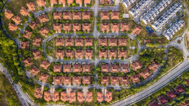 Lüks bungalovun yukarıdan görünen manzarası. Yapılandırılmış ve iyi planlanmış yerleşim alanı.