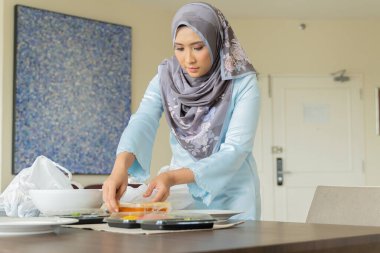 Bayram kutlaması zamanı, genç anne yemek hazırlıyor.