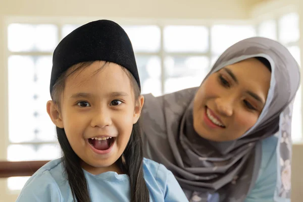 Eid Mubarak Celebration Moment Smiling Child Her Mother Looking Camera — Foto Stock