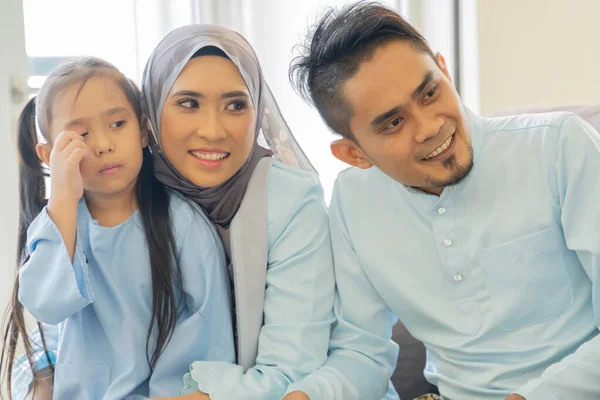 Eid Mubarak Celebration Moment Family Wearing Traditional Cloth Smiling Sofa — Foto Stock