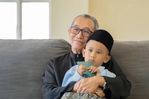 Eid Mubarak Viering Moment Grootvader Met Kleinzoon Dragen Traditionele Doek — Stockfoto