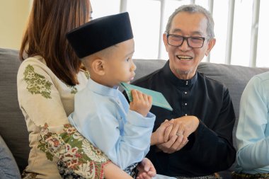 Bayram bayramı kutlaması, dedem ve torunum kanepede.