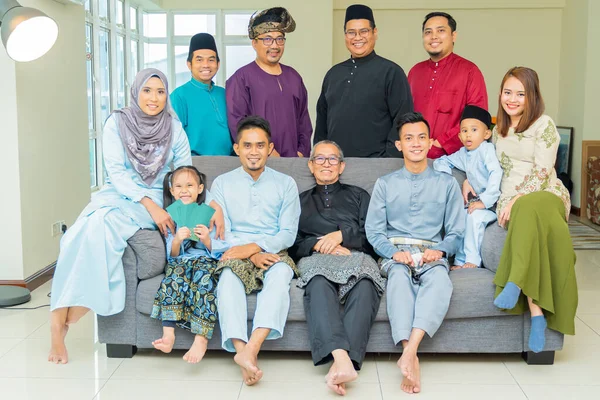 Momento Festa Eid Mubarak Foto Famiglia Sul Divano Indossando Panno — Foto Stock