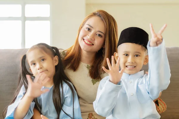 Eid Mubarak Festeggia Momento Fratelli Malesi Sul Divano Che Sorridono — Foto Stock