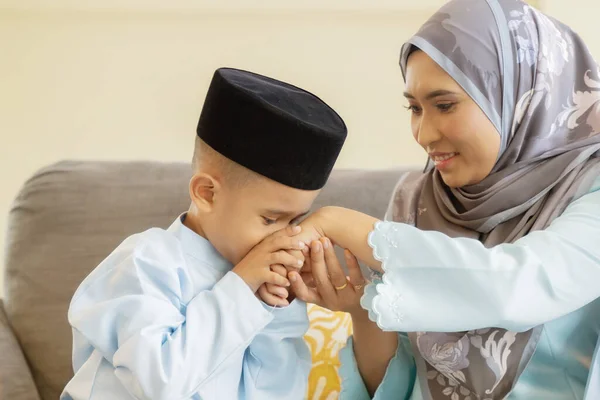 Eid Mubarak Festeggia Momento Madre Figlio Baciano Stringono Mani Simbolo — Foto Stock