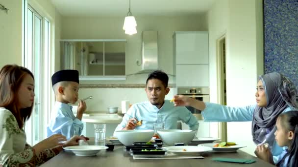 イードムバラクのお祝いの瞬間 マレー人の家族は夕食を持っています — ストック動画