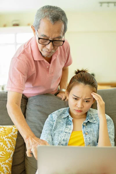 Padre Figlia Concetto Giovane Ragazza Asiatica Utilizzando Computer Portatile Casa — Foto Stock