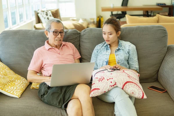 Concetto Padre Figlia Anziani Che Usano Computer Portatile Casa Seduti — Foto Stock