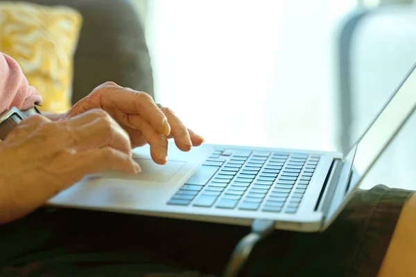 Conceito Tecnologia Close Mãos Idosos Usando Laptop Casa Trabalho Casa — Fotografia de Stock