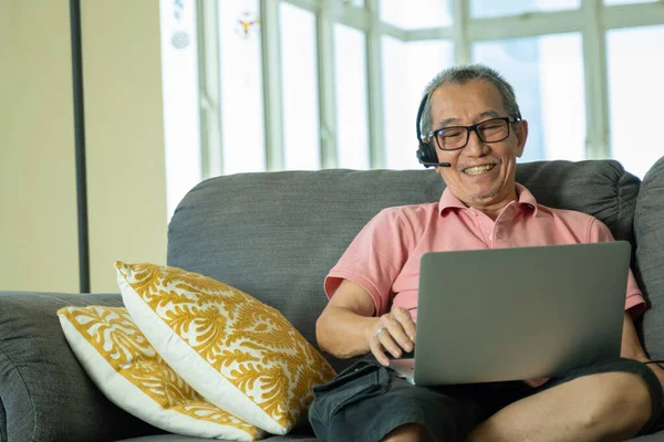 Concetto Tecnologico Anziani Che Usano Laptop Casa Lavoro Casa Seduta — Foto Stock