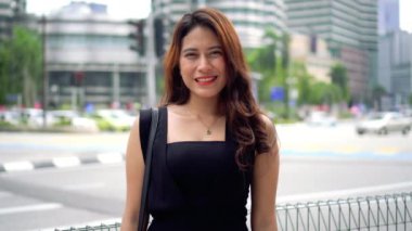 Seyahat kavramı, Kuala Lumpur 'daki Asyalı turist kameraya gülümsüyor