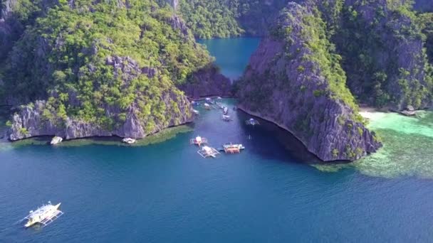 Filmación Cinematográfica Coron Palawan Filipinas Mostrando Barco Turístico Con Agua — Vídeos de Stock