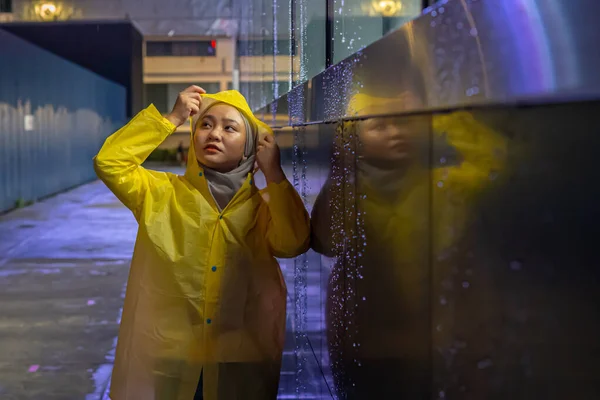 Yağmurlu Bir Günde Sarı Yağmurluk Giyen Tatlı Asyalı Kız Düşük — Stok fotoğraf