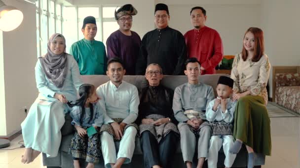 Eid Mubarak Celebration Moment Big Family Photo Sofa Wearing Traditional — Stock Video