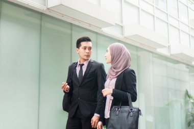 İş konsepti, iki yöneticinin ofis binasında birbirleriyle konuşması.