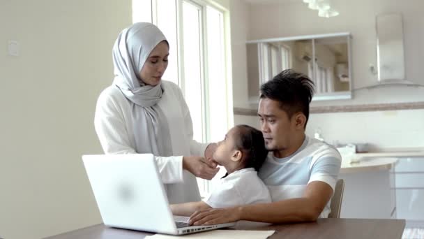 Aile Hayatı Kavramı Çocuk Kucağında Otururken Evde Çalışan Baba Koca — Stok video