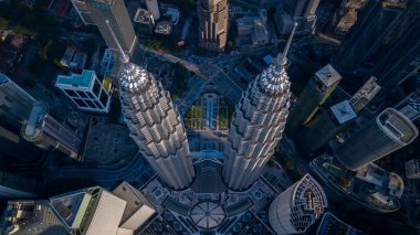KUALA LUMPUR, MALAYSIA - MAYIS 3, 2021: Petronas İkiz Kulesi 'nin (KLCC) modern benzersiz binası