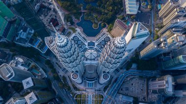 KUALA LUMPUR, MALAYSIA - MAYIS 3, 2021: Petronas İkiz Kulesi 'nin (KLCC) modern benzersiz binası
