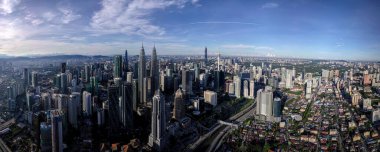 Kuala Lumpur 'un sabahki manzara panoramik manzarası tüm benzersiz modern binaları içerir.