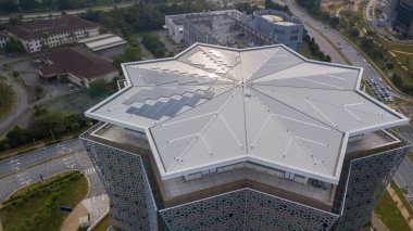 Yüksek ticari binanın tepesindeki güneş paneli. Güneş Paneli fotoğraf-voltaik hücreleri güneş ışığını enerji kaynağı olarak kullanır ve doğrudan elektrik üretir.