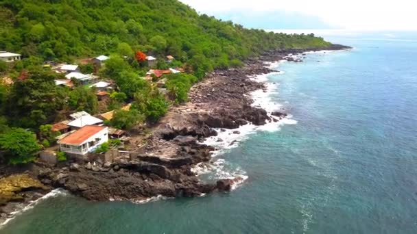 Vista Aérea Lamalera Hogar Del Pueblo Tradicional Cazador Ballenas — Vídeos de Stock