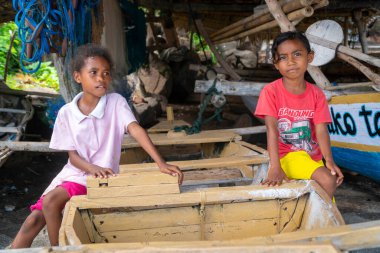 LAMALERA, NUSA TENGGARA, İNDONEZYA - 13 Aralık 2018: Lamalera Endonezya 'da gülümseyen küçük bir kızın portresi
