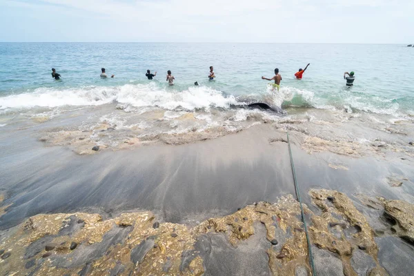 Lamalera Nusa Tenggara Indonésia Dec 2018 Crianças Brincando Com Baleia — Fotografia de Stock