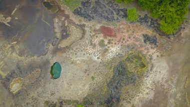 Lembata Adası Endonezya 'da volkanik açılış. Açıldığında sıcak buhar ve larva açığa çıkar.