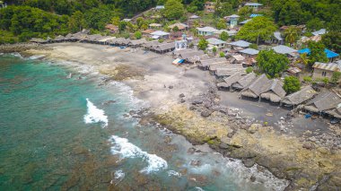 Manzara ve Geleneksel Kulübe Lamalera, Nusa Tenggara, Endonezya. Lamalera geleneksel balina avcılarının evidir.
