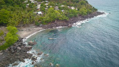 LAMALERA, NUSA TENGGARA, İNDONEZYA - 13 DEC 2018: Lamalera 'daki manzara ve geleneksel kulübe, Nusa Tenggara, Endonezya. Lamalera geleneksel balina avcılarının evidir.