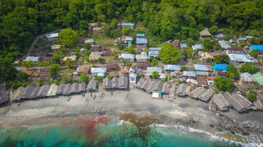 LAMALERA, NUSA TENGGARA, İNDONEZYA - 13 DEC 2018: Lamalera 'daki manzara ve geleneksel kulübe, Nusa Tenggara, Endonezya. Lamalera geleneksel balina avcılarının evidir.