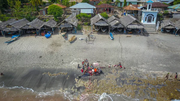 Lamalera Nusa Tenggara Indonesia Dec 2018 Helyiek Felvágják Halat Eltávolítják — Stock Fotó