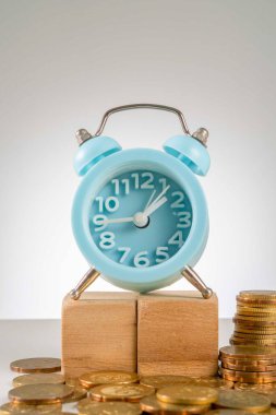 Finans Konsepti: Altın sikkelerin düzenlenmesi Para birimi ve mavi saat