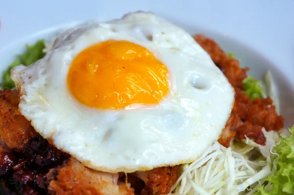 Sahanda yumurta tavuk ve marul