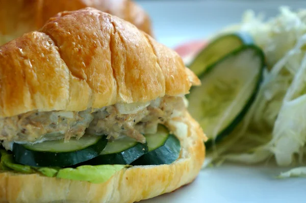 Kruvasan ekmek arası tavuk salatası