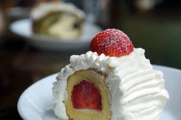 Vanilya ve üstte çilek bir dilim kek