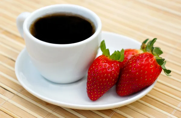 Fragole dolci con caffè — Foto Stock